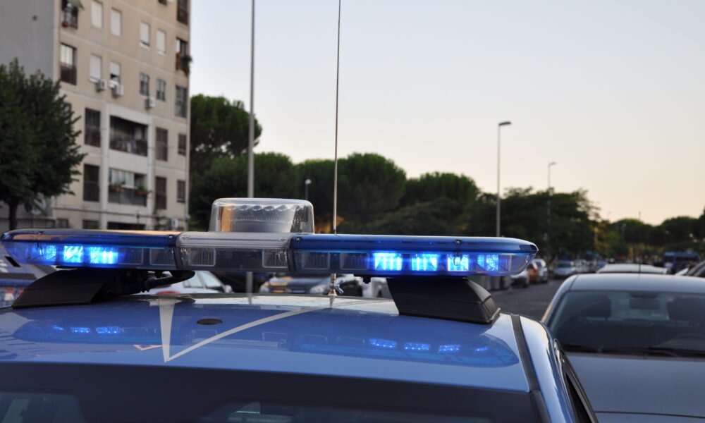 roma,-sfondano-la-vetrina-e-fanno-razzia:-ladri-in-fuga-con-20mila-euro