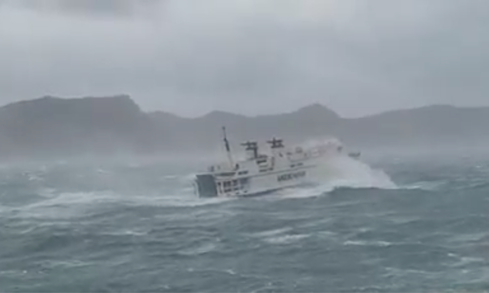 viaggio-da-incubo-con-onde-alte-7-metri:-5-ore-sul-traghetto-da-ponza-a-formia-(video)