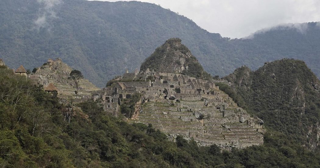 peru,-chiusa-machu-picchu-per-blocco-ferroviario:-tra-i-turisti-“intrappolati”-anche-diversi-italiani-–-il-fatto-quotidiano