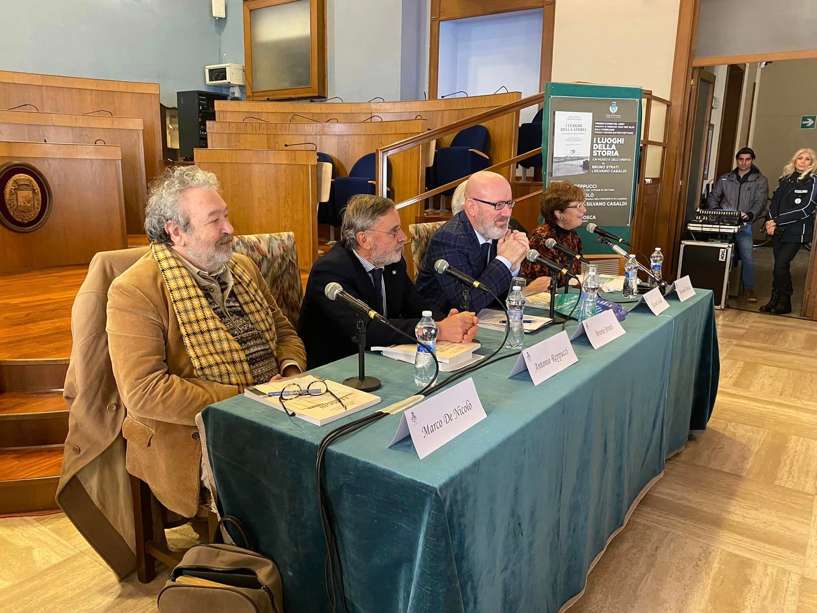 folla-e-applausi-alla-presentazione-del-libro-di-strati-e-casaldi-a-nettuno