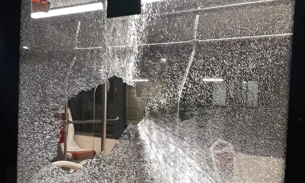 roma,-prende-a-sassate-un-autobus-in-transito:-denunciato-un-19enne