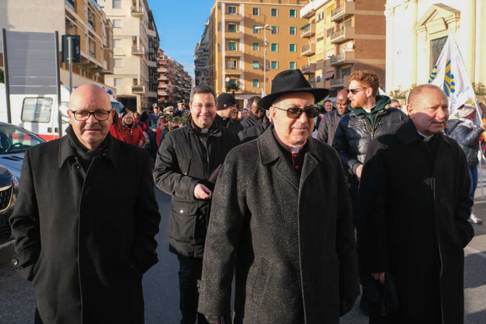 marcia-della-pace-a-civitavecchia,-il-vescovo-ruzza-ai-sindaci:-“fermiamo-il-gioco-d'azzardo-fra-i-ragazzi”-•-terzo-binario-news