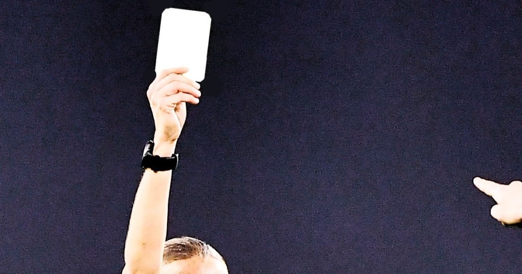 l'arbitro-sventola-un-cartellino-bianco:-e-la-prima-volta-nella-storia-in-una-partita-di-calcio-–-video-–-il-fatto-quotidiano