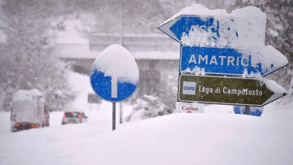 amatrice-sommersa-dalla-neve,-in-3-4-ore-ne-e-caduta-un-metro.-sindaco:-situazione-disastrosa