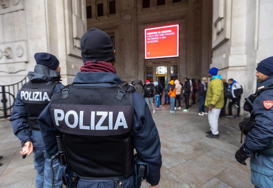 concorsi-veloci-e-meno-formazione.-meloni-vuole-in-strada-poliziotti-impreparati