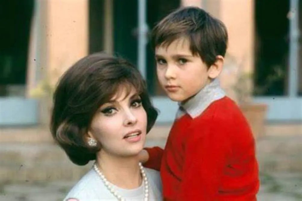 gina-lollobrigida,-il-figlio-si-scaglia-contro-piazzolla:-“le-ha-fatto-il-lavaggio-del-cervello”