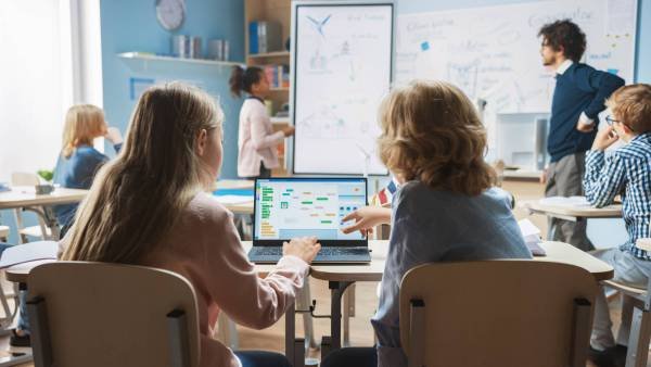 “ma-sei-fuori?-raccontamelo”,-fondazione-the-bridge-porta-la-fragilita-mentale-nelle-scuole-|-sanita-informazione