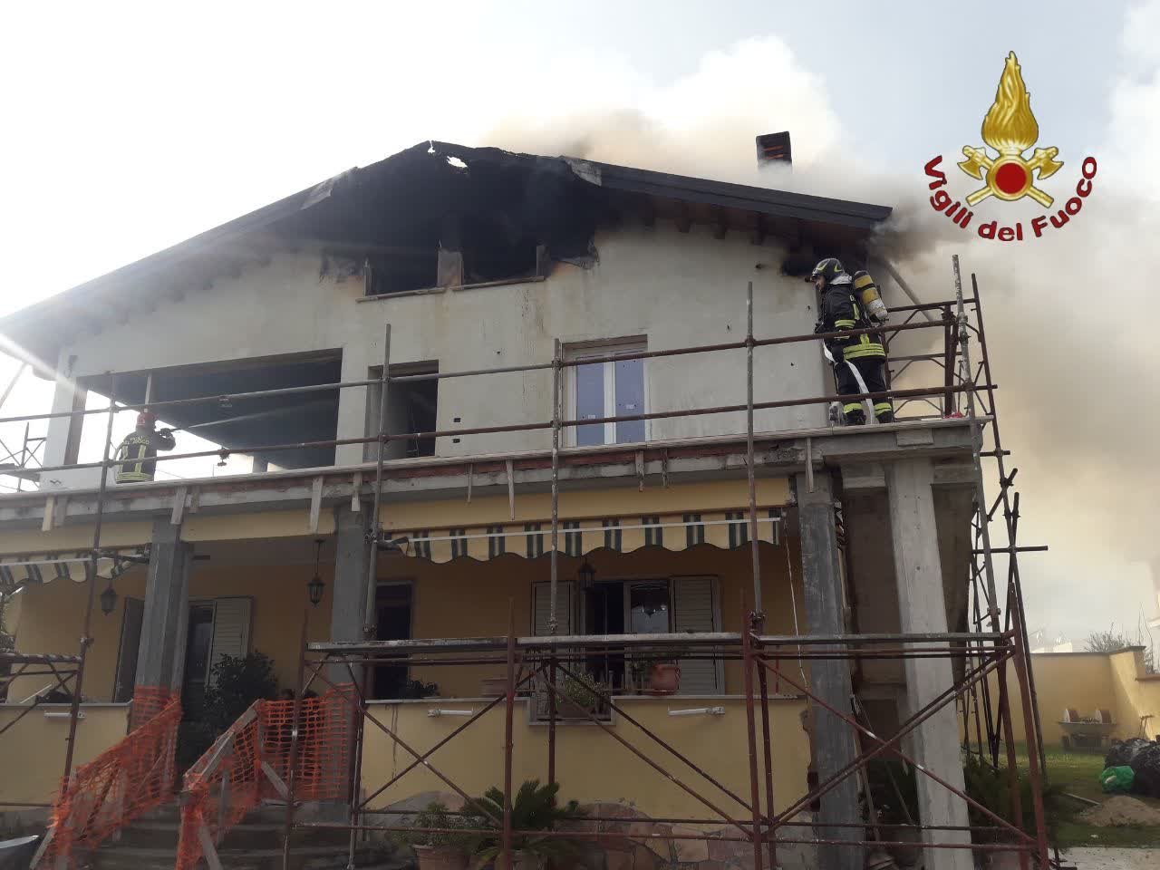 incendio-in-via-napoli-ad-anzio,-in-corso-l’intervento-dei-vigili-del-fuoco