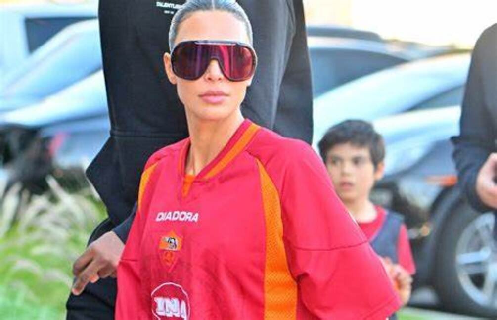 kim-kardashian-maglia-della-roma:-l'influencer-fotografata-con-la-casacca-giallorossa