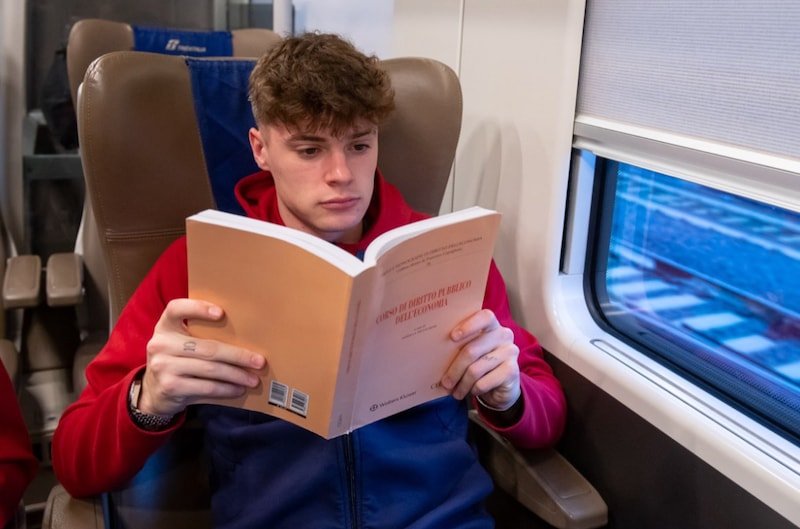 roma,-zalewski-studia-diritto-dell'economia-sul-treno-per-napoli:-ma-c'e-un-particolare