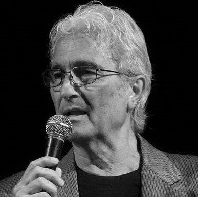 dopo-50-anni-il-cantante-e-bassista-dei-rokketti-paparozzi-torna-in-sala-d
