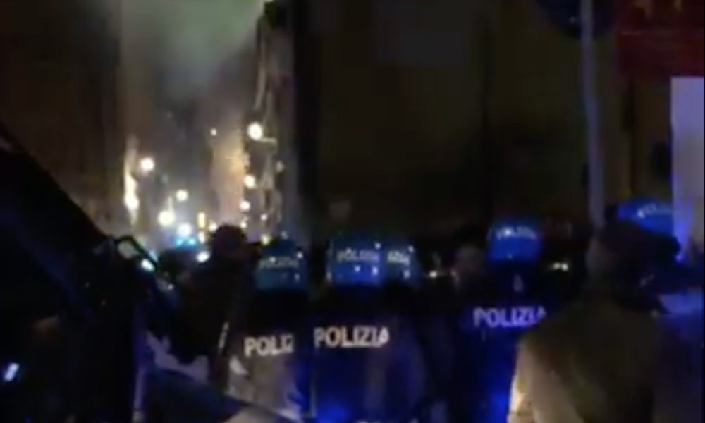 roma,-bomba-molotov-davanti-al-commissariato:-sospetto-azione-anarchici