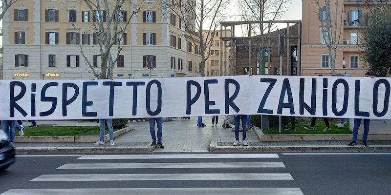 caso-zaniolo,-ecco-lo-striscione-ironico-dei-tifosi-della-lazio