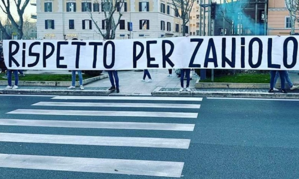 zaniolo,-i-romanisti-lo-insultano,-i-laziali-replicano:-ecco-l’ironico-striscione-dei-tifosi-biancocelesti