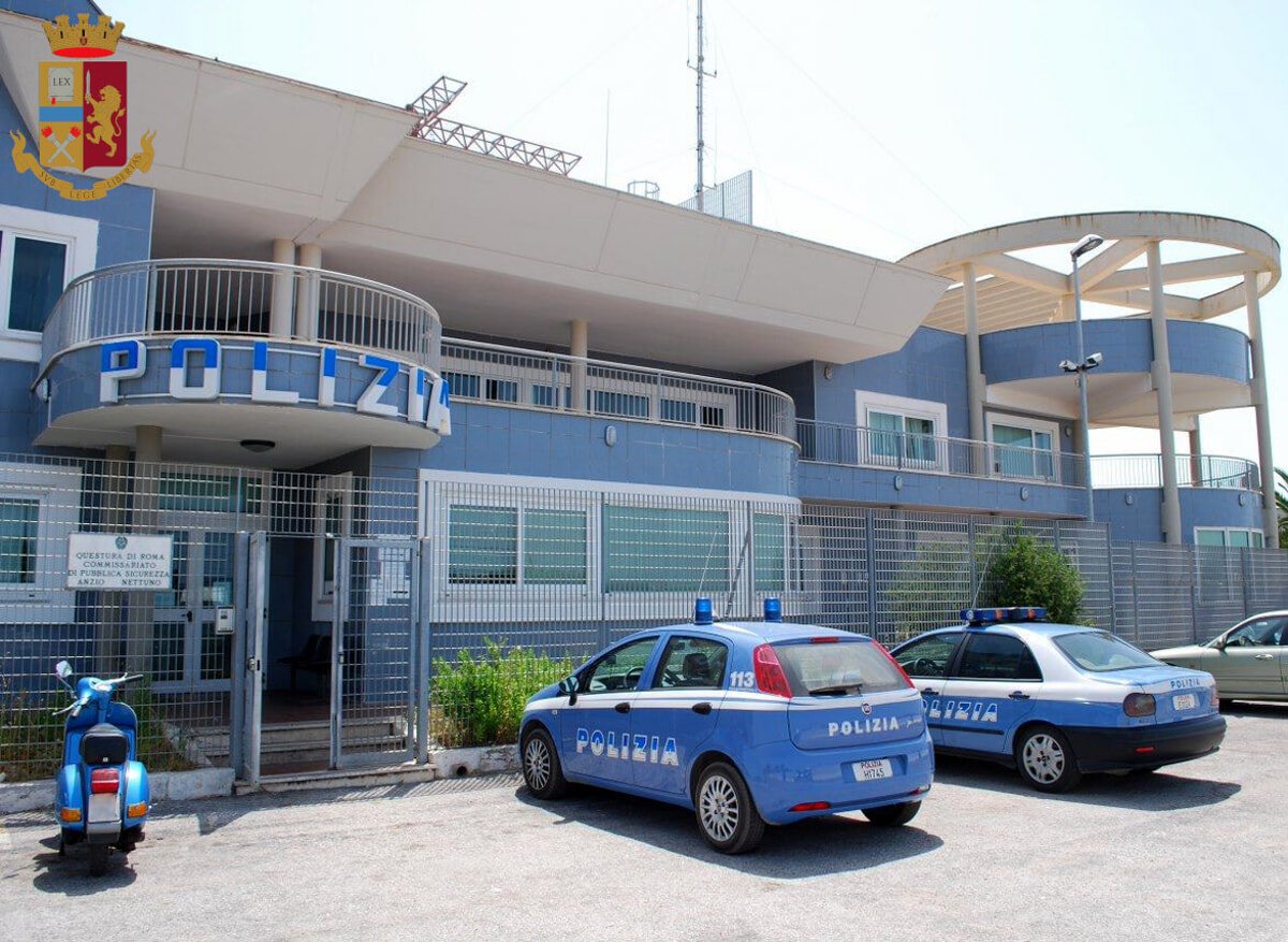 picchia-la-moglie-in-strada-con-un-bastone,-poi-si-barrica-in-casa:-bloccato-dai-poliziotti