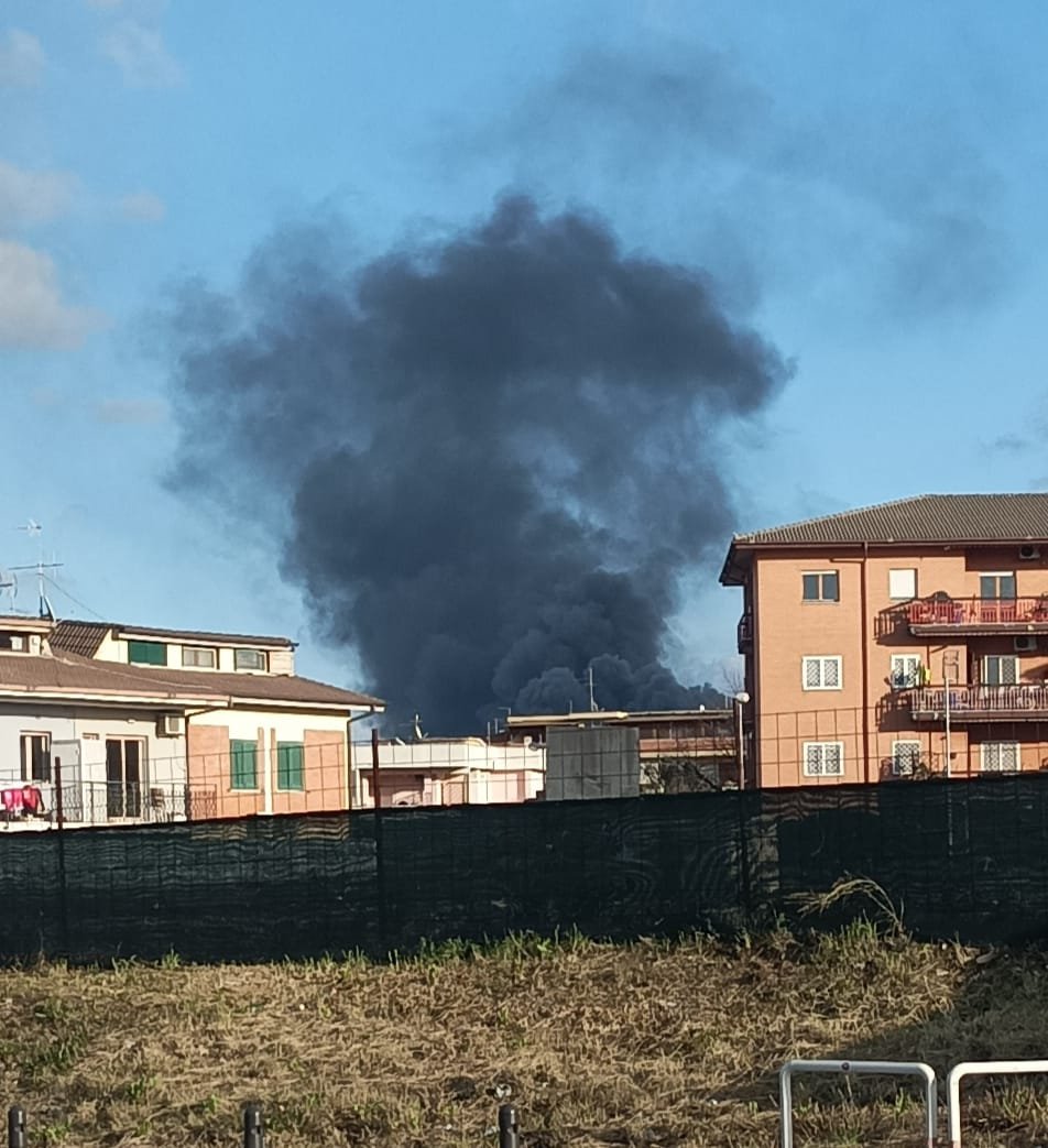 spaventoso-incendio-ad-aprilia:-capannoni-in-fiamme,-allarme-inquinamento