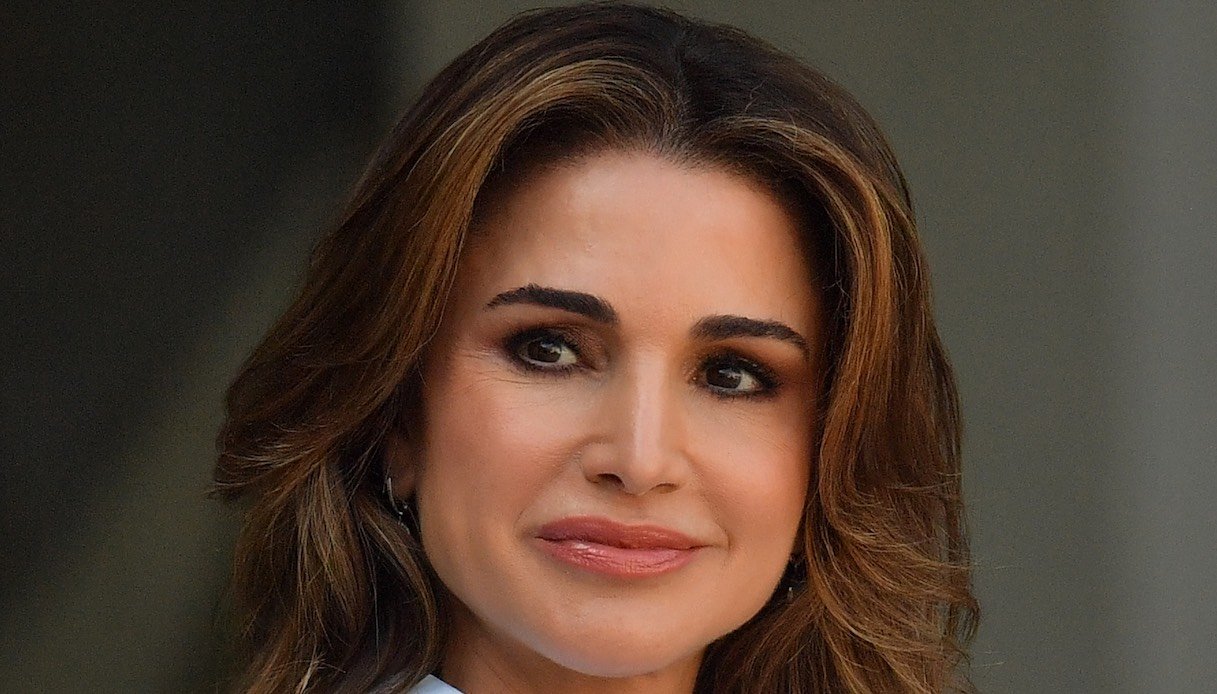 rania-di-giordania-superlativa-con-jill-biden:-l’abito-elettrico-con-spacco-segreto