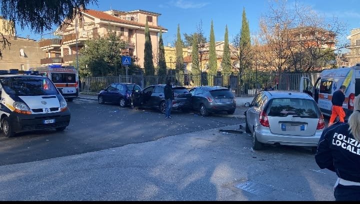 guidonia-–-carambola-in-centro,-pedone-travolto-dall’auto-sul-marciapiede-–-tiburno-tv