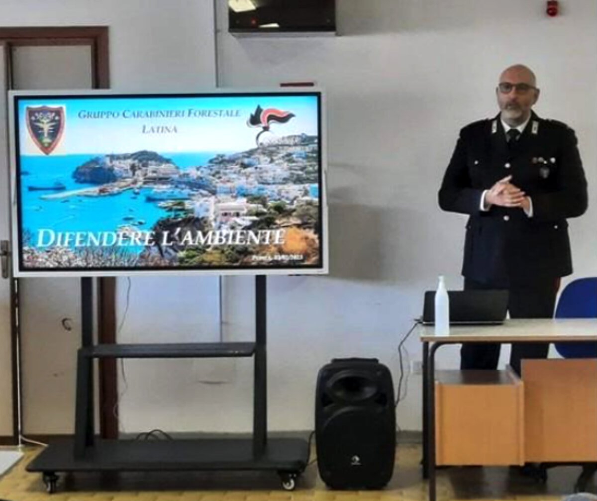 proseguono-le-iniziative-dei-carabinieri-nelle-scuole:-l’incontro-con-gli-studenti-a-ponza