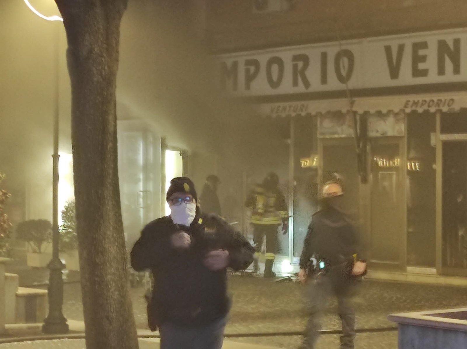 in-fiamme-lo-storico-emporio-venturi-in-piazza-pia-ad-anzio,-e-allarme