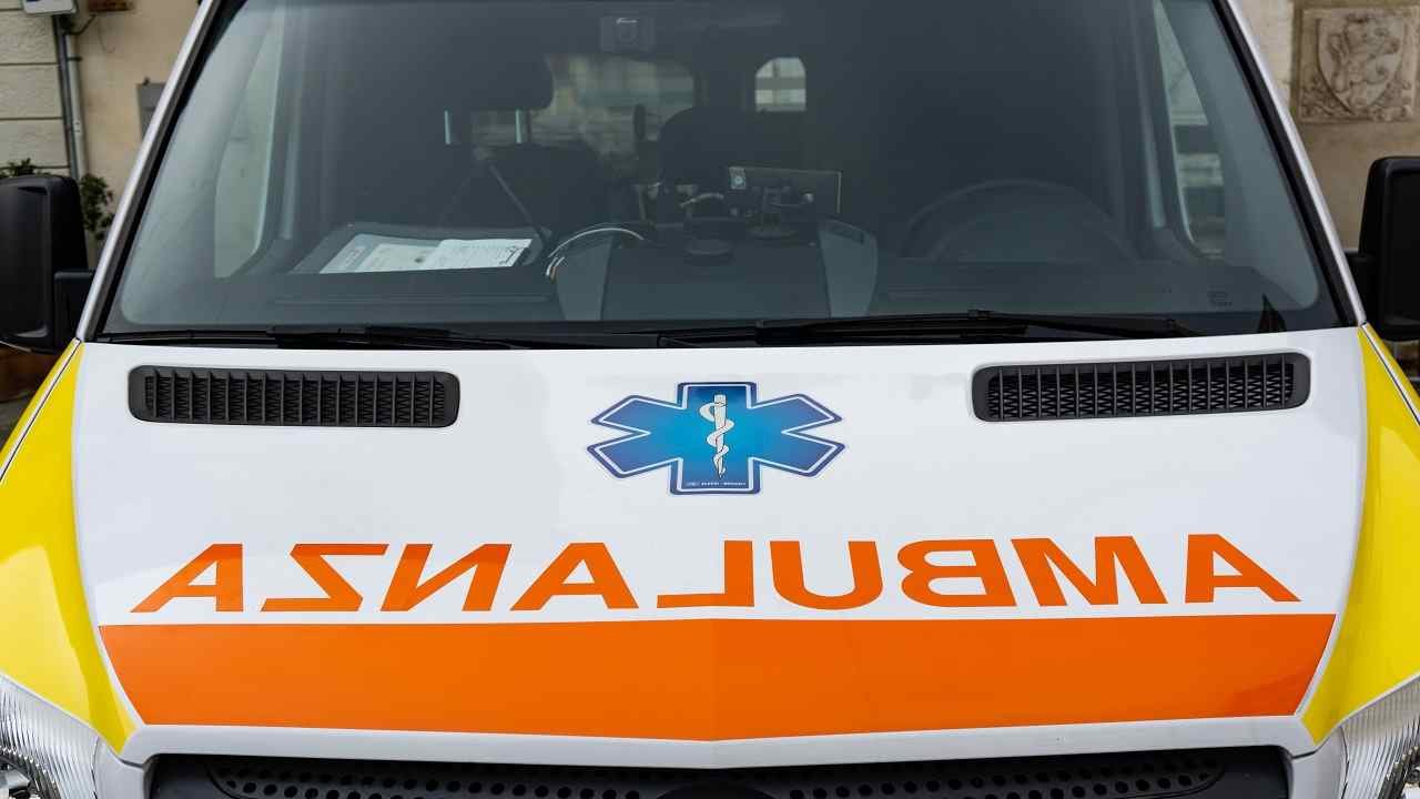 auto-esce-di-strada-e-si-schianta-contro-un-albero:-morto-il-conducente