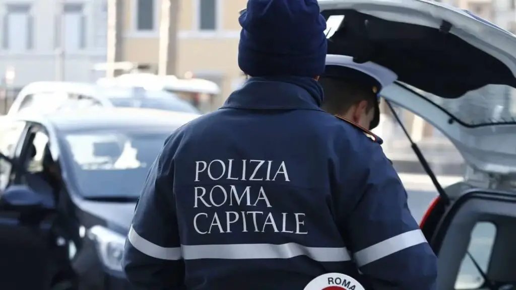 roma,-agenti-arrestano-ragazzo-che-interviene-per-difendere-una-coetanea:-6-a-processo