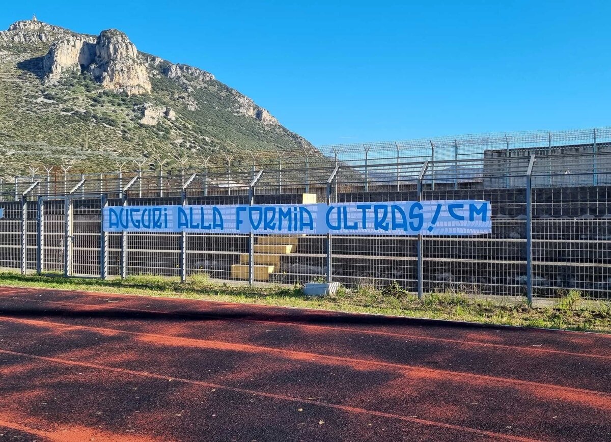 terracina,-striscione-da-applausi:-“auguri-alla-formia-ultras”