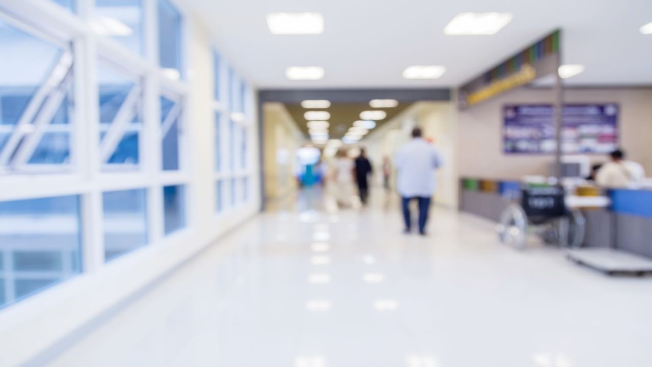 si-schianta-in-scooter-contro-un-palo:-adolescente-muore-in-ospedale