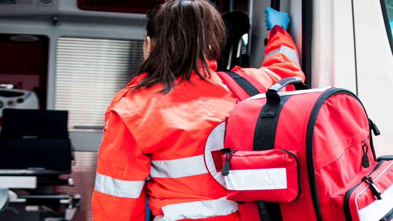 si-accascia-in-casa-colto-da-un-malore:-ragazzo-muore-davanti-alla-madre