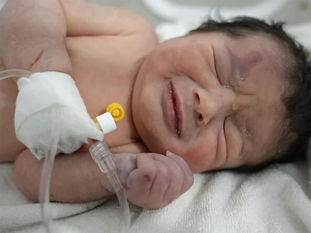 neonato-salvo-sotto-le-macerie-in-siria,-nato-durante-il-terremoto-medici-ed-infermieri:-“un-vero-miracolo”.