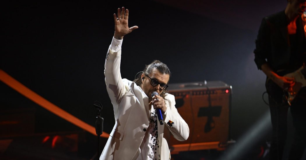 sanremo-2023,-la-diretta-della-terza-serata:-gianluca-grignani-ferma-l'esibizione-per-un-problema-tecnico:-“a-50-anni-ho-imparato-come-si-fa”-–-foto-–-il-fatto-quotidiano