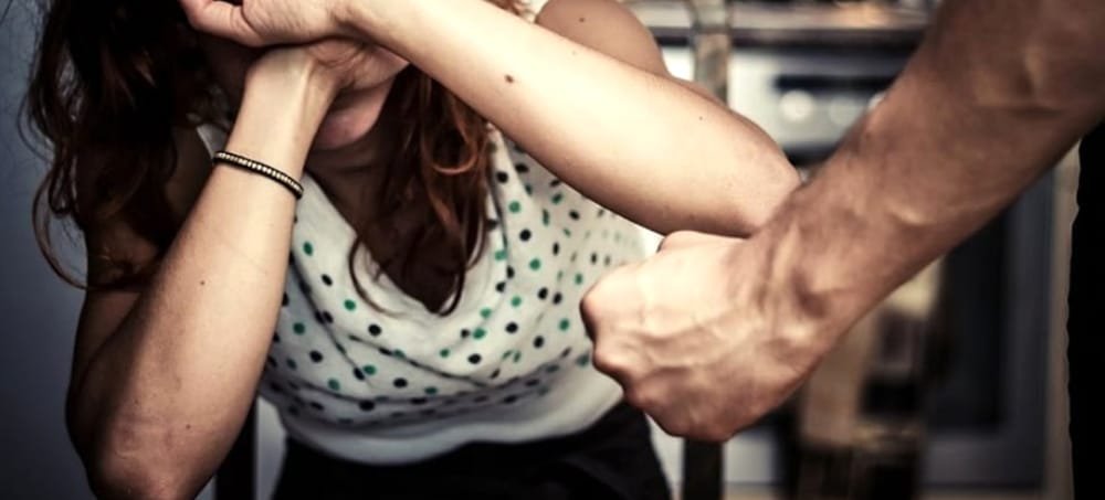 minacciata-e-costretta-dal-marito-a-dormire-in-cucina-su-una-brandina