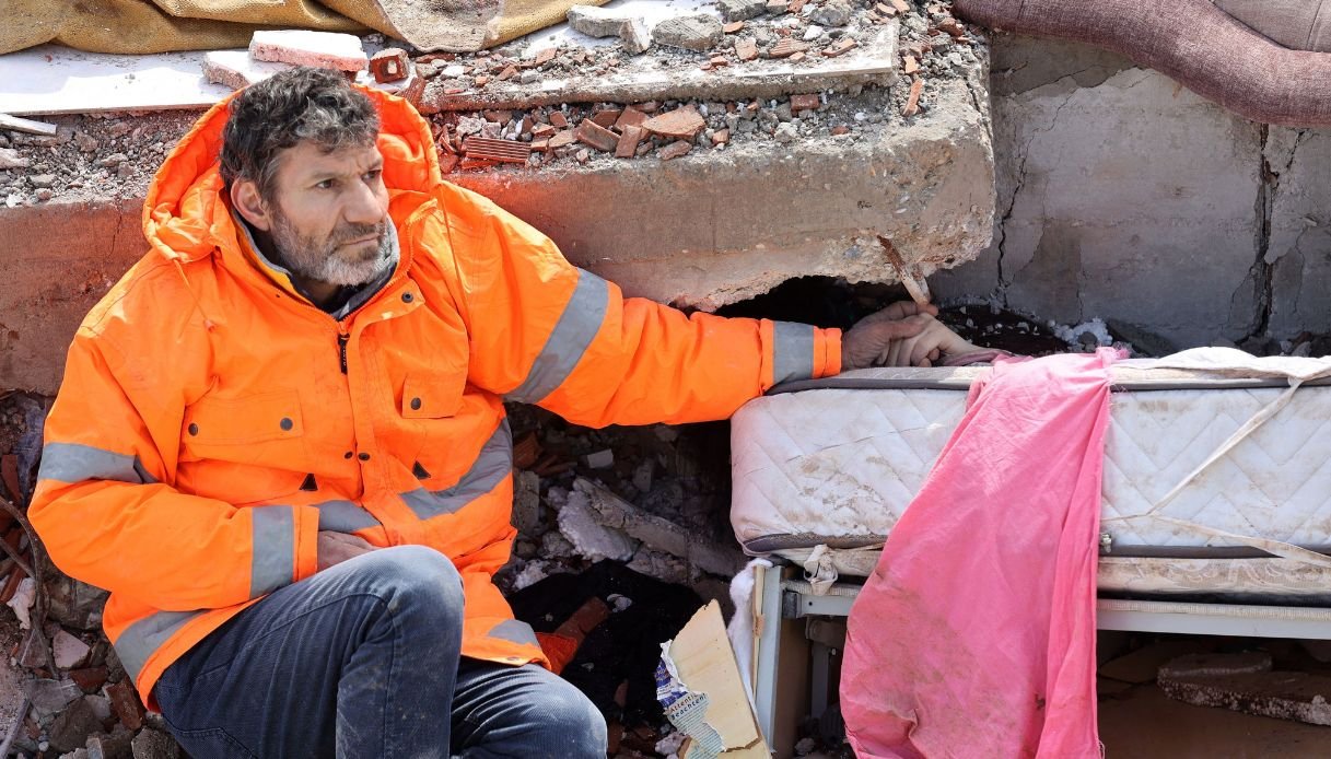 “fai-una-foto-a-mia-figlia-irmak”.-lo-scatto-simbolo-del-dramma-del-terremoto-in-turchia