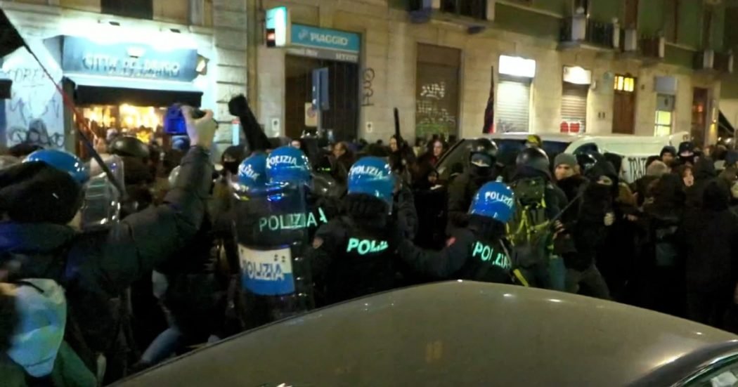 milano,-tensione-al-corte-degli-anarchici-contro-il-41-bis:-vetrine-danneggiate,-lancio-di-fumogeni-e-scontri-con-la-polizia-–-il-fatto-quotidiano