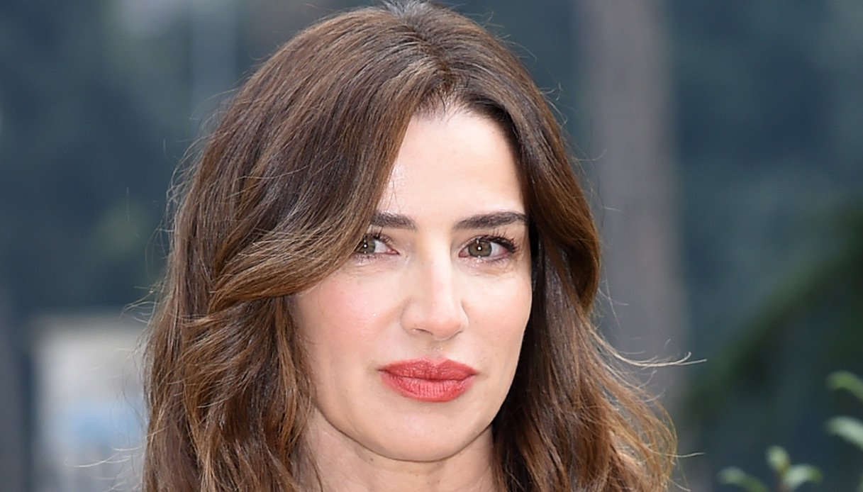 luisa-ranieri,-la-collana-di-lolita-lobosco-con-bocca-rossa-che-puoi-avere-anche-tu