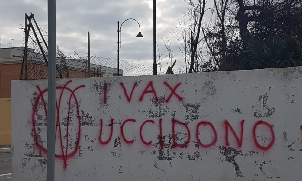 anzio,-no-vax-vandalizzano-la-sede-della-cgil:-”strumentalizzano-la-crisi-economica”