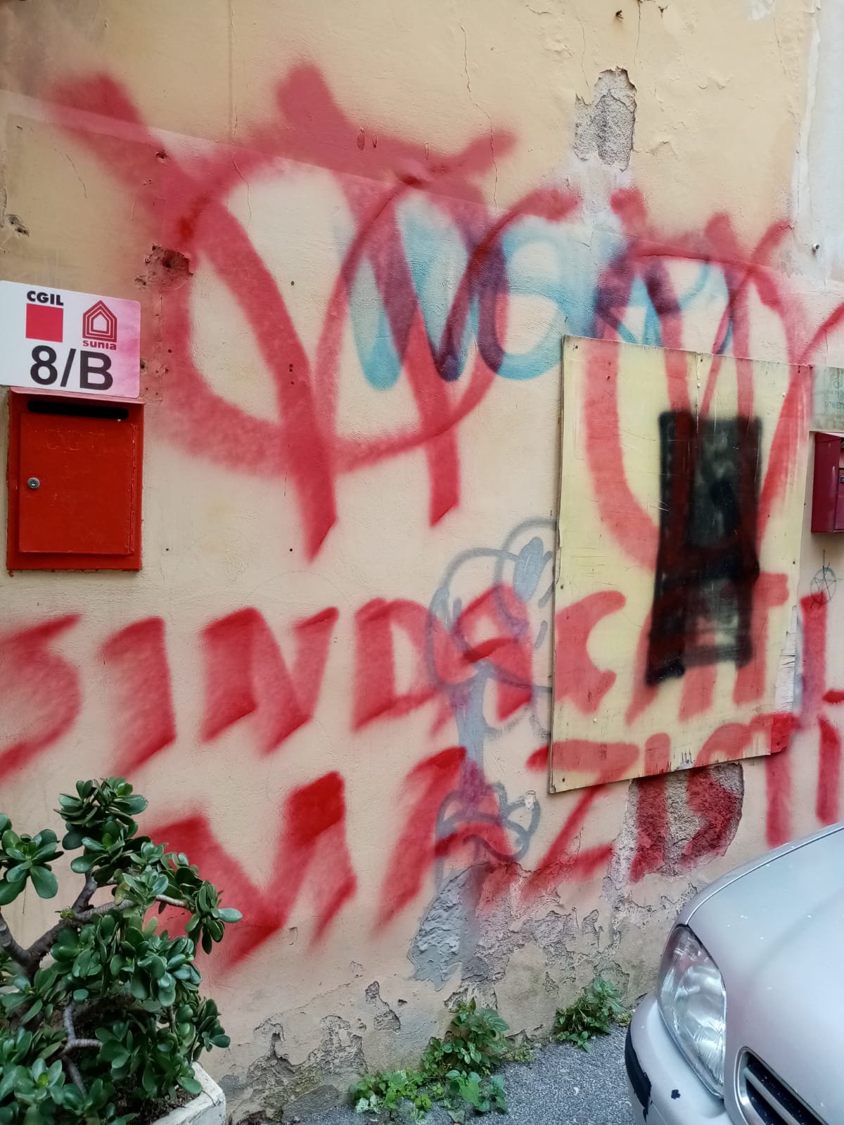 insulti-e-scritte-no-vax,-vandalizzata-la-sede-della-cgil-di-anzio