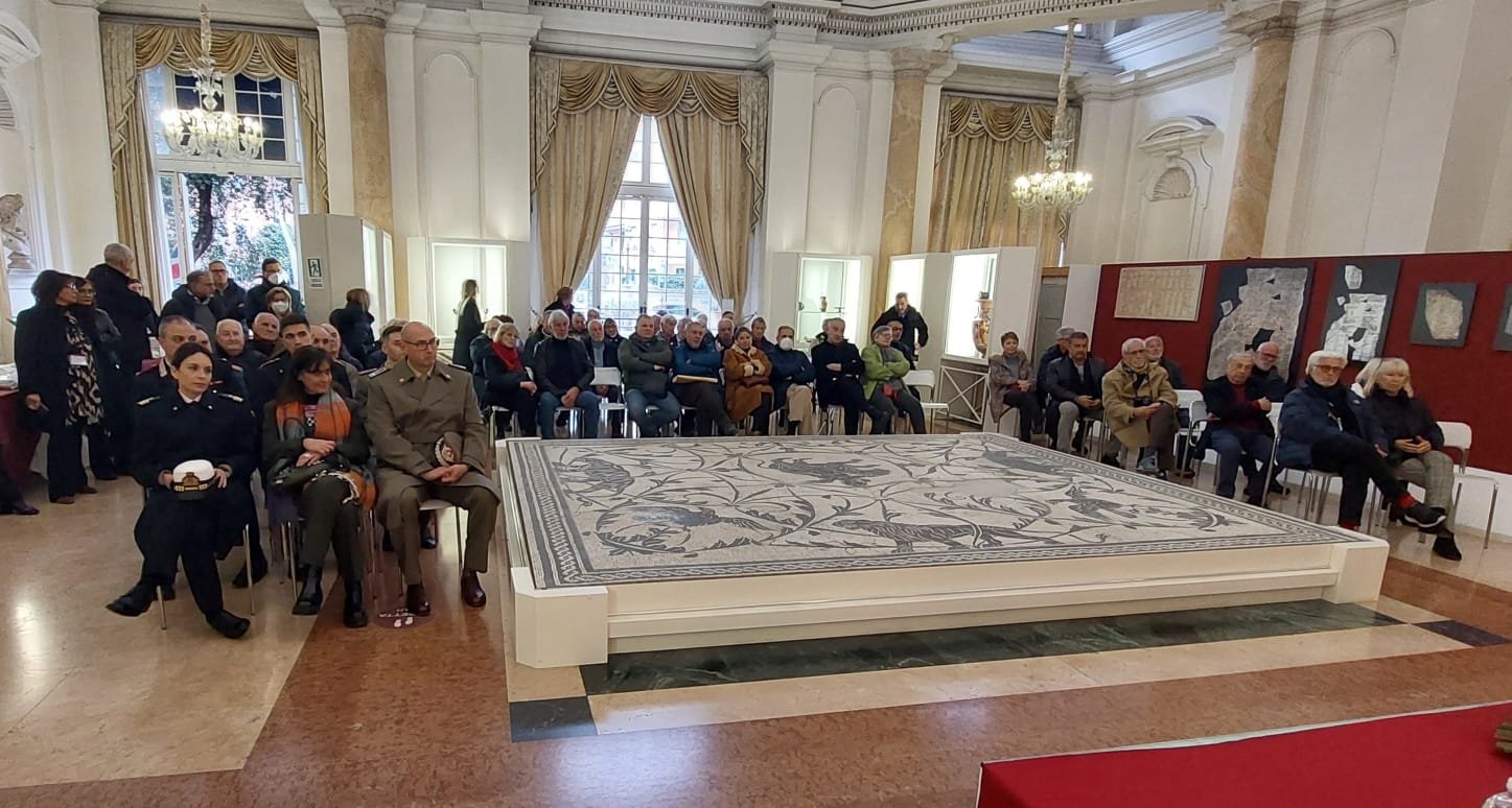 catalogo-al-museo-di-anzio,-il-commissario-scolamiero-ringrazia-i-volontari