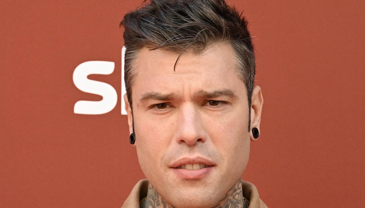 fedez-su-instagram:-“inchiesta-per-sapere-se-sono-omosessuale”.-e-la-ferragni-sparisce