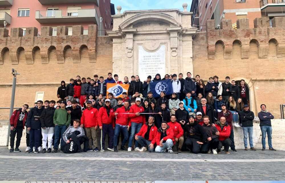 “a-gonfie-vele”,-l'asd-pianeta-mare-porta-a-civitavecchia-80-studenti-del-nautico-di-roma-e-anzio-•-terzo-binario-news