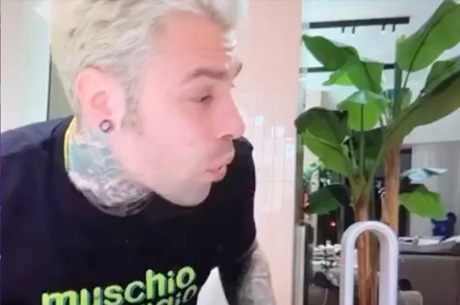 fedez-fuori-controllo:-“io-gay?-l'avrei-detto.-fate-schifo”-(il-video)-–-tiburno-tv