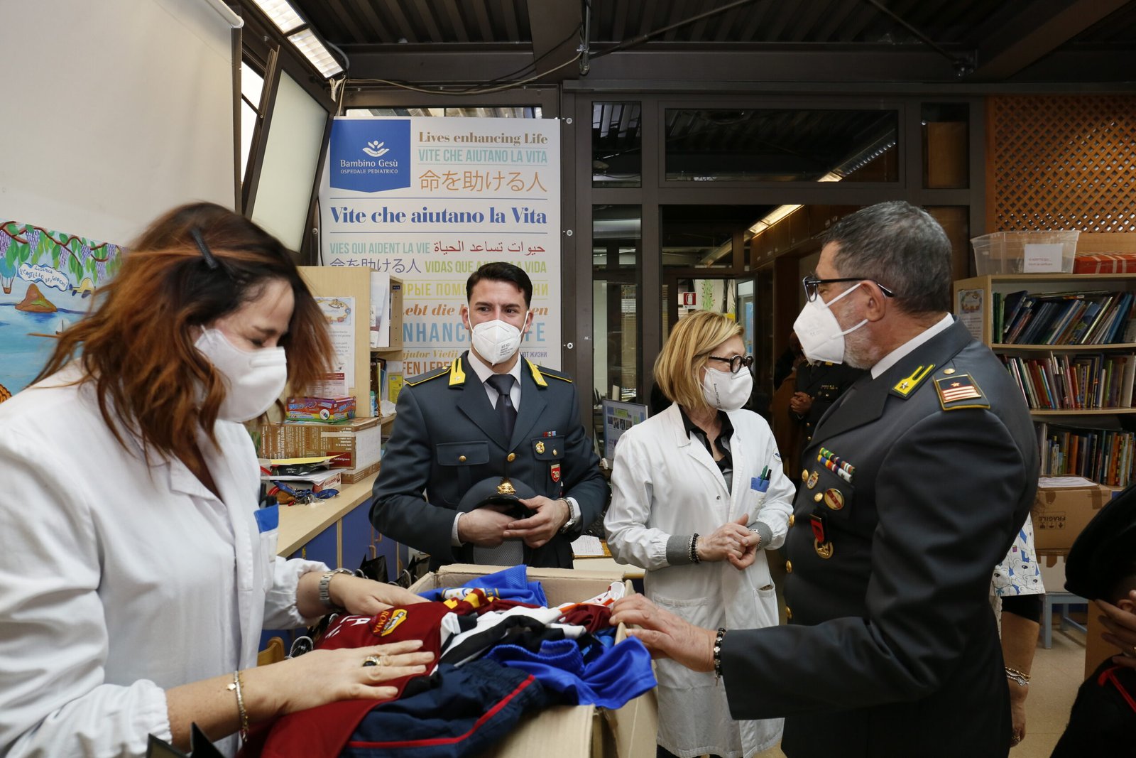 la-finanza-dona-al-bambin-gesu-materiale-di-qualita-confiscato