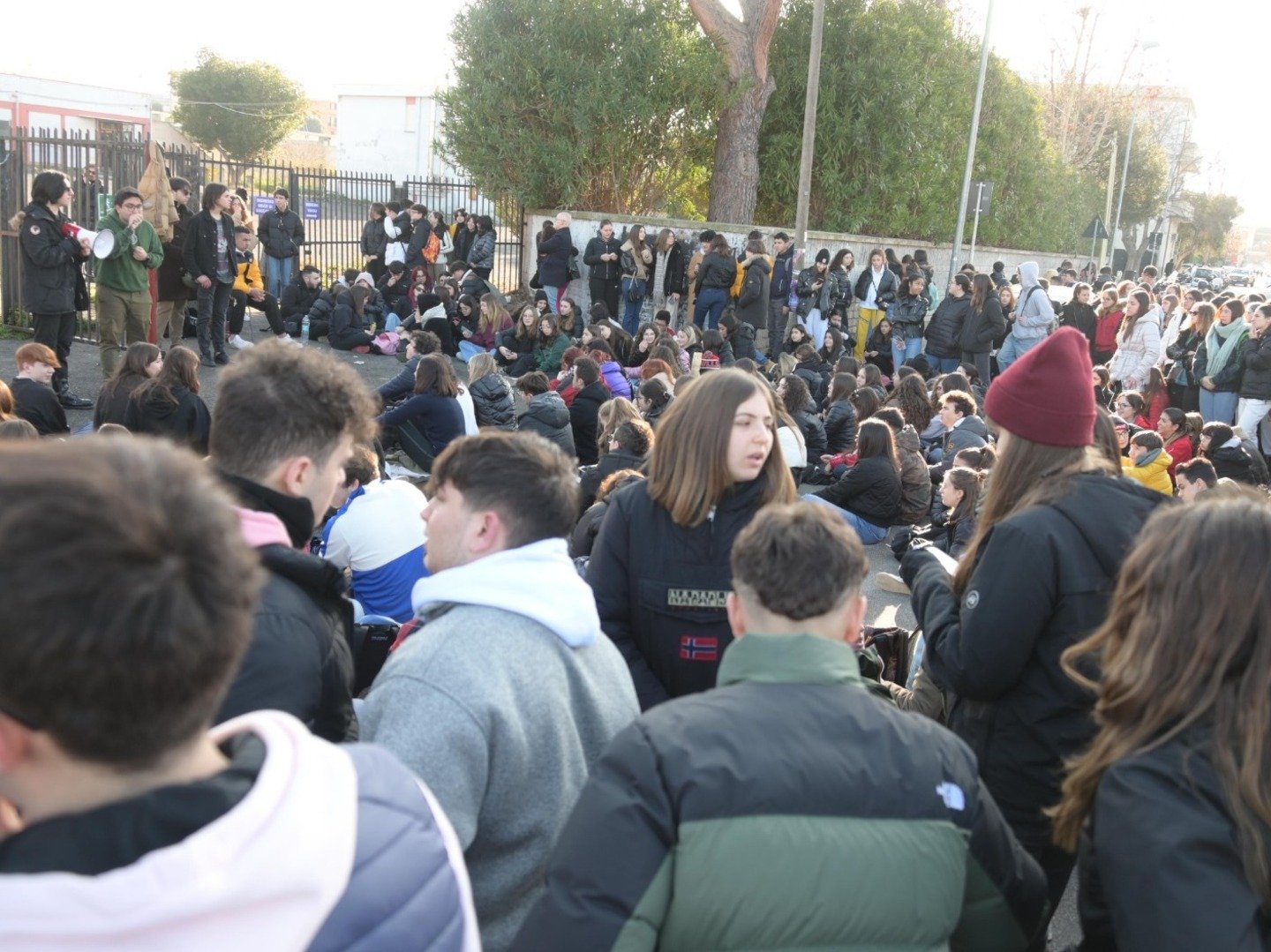 blitz-del-preside-nel-bagno-delle-ragazze,-scatta-la-protesta:-«un-fatto-grave-ed-increscioso»