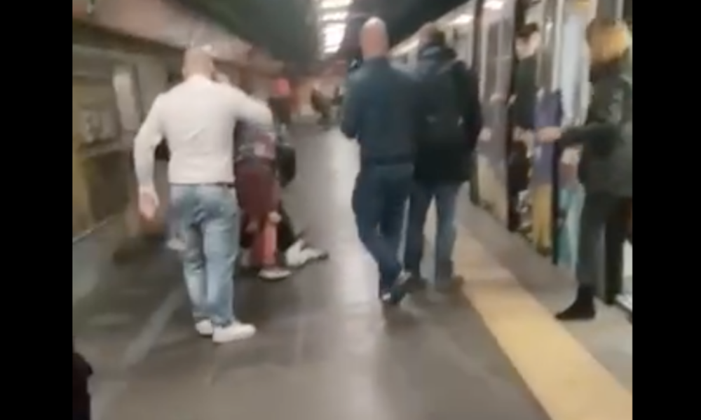 roma,-ruba-sulla-metro-ma-viene-beccato:-aggredito-dai-passeggeri-(video)