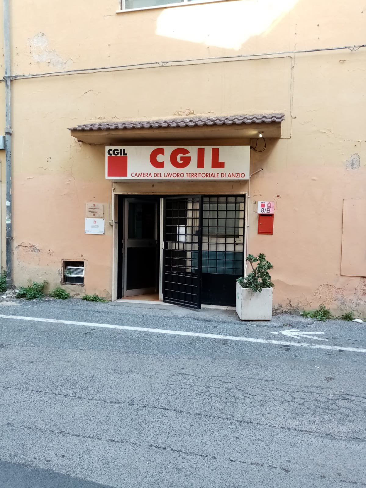 ripulita-la-sede-della-cgil-di-anzio-vandalizzata-da-scritte-no-vai-sui-muri