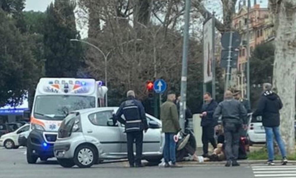 roma,-violento-incidente-tra-due-auto:-una-si-schianta-contro-un-palo
