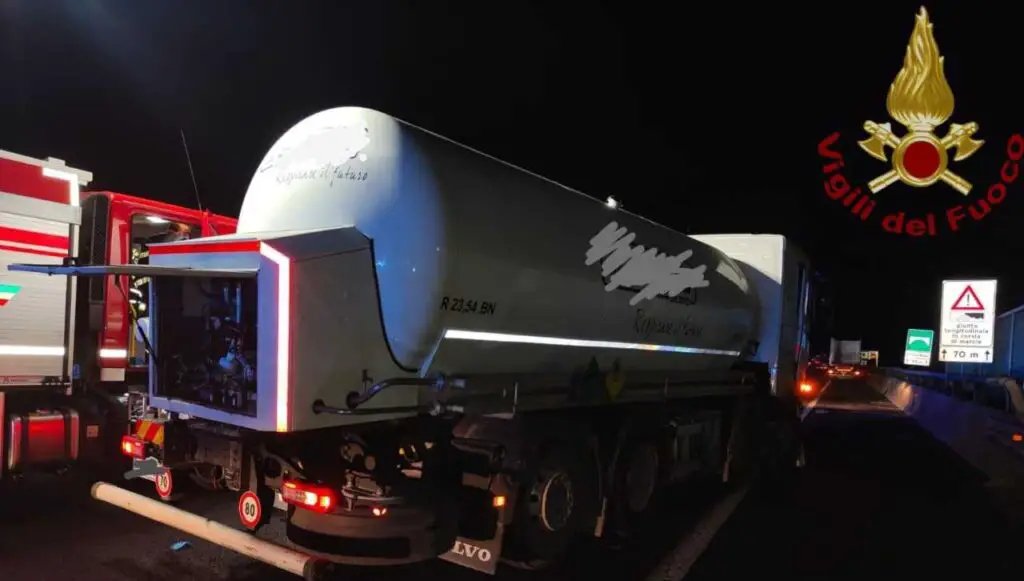 frosinone,-conducente-autocisterna-di-gas-muore-alla-guida:-strage-sfiorata