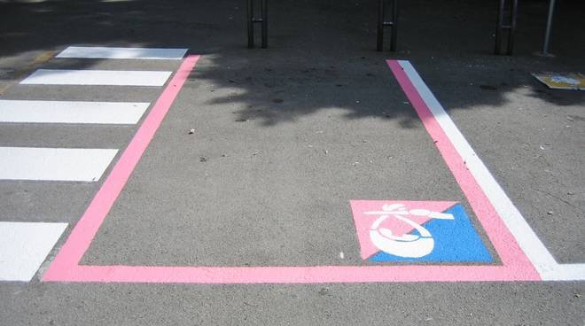 le-strisce-rosa-diventano-gialle,-senza-tagliando-scatta-la-multa
