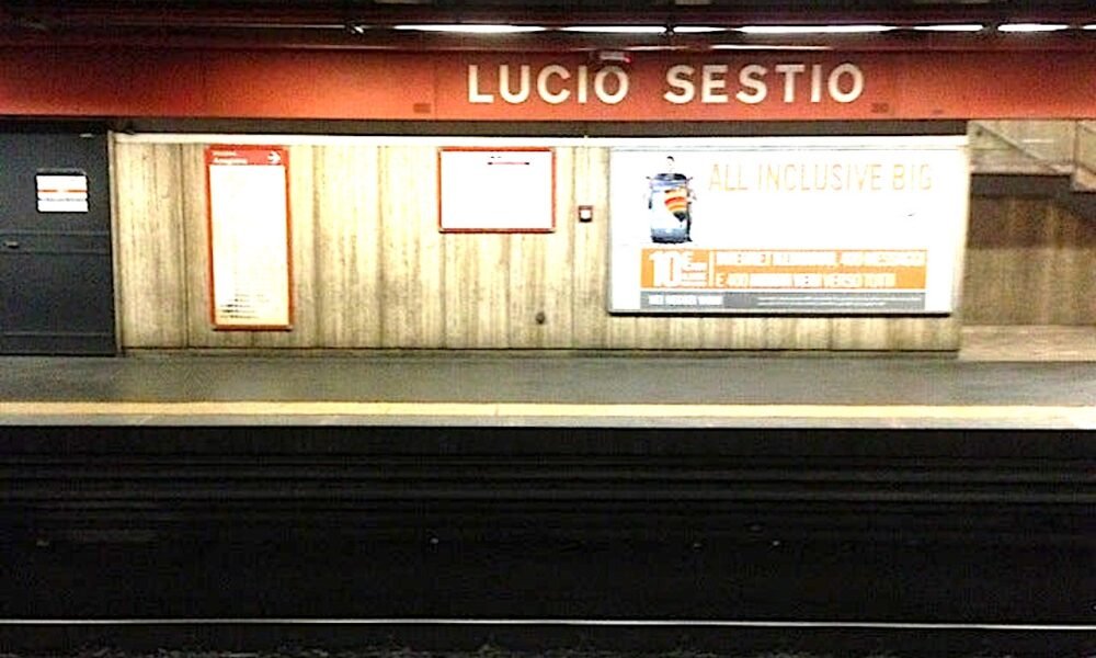 roma,-si-lancia-sui-binari-della-metro:-donna-salvata-dai-dipendenti-atac