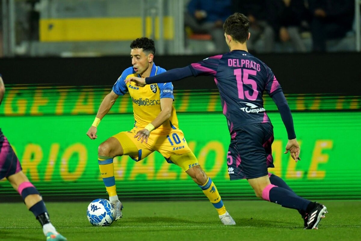 festival-del-gol-allo-stirpe,-ma-ad-esultare-e-solo-il-parma:-il-frosinone-perde-4-3.-le-pagelle